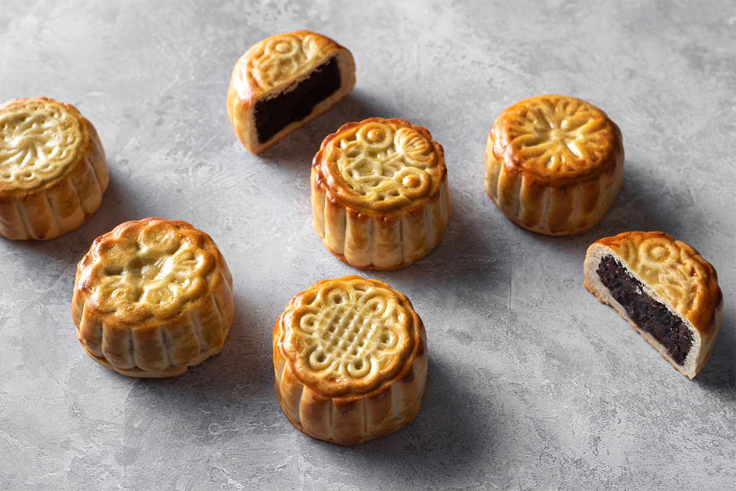 There are so many types of Mooncakes in Vietnamese Mid-Autumn Festival