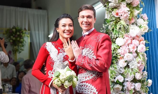 What should expats wear to a Vietnamese wedding?