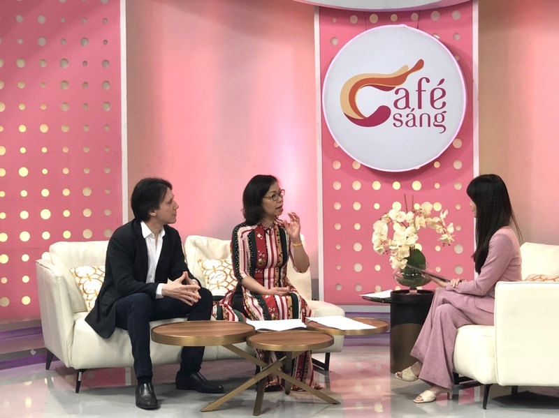 Ở Việt Nam, talkshow bắt đầu xuất hiện vào những năm 1990 và trở nên phổ biến hơn từ những năm 2000