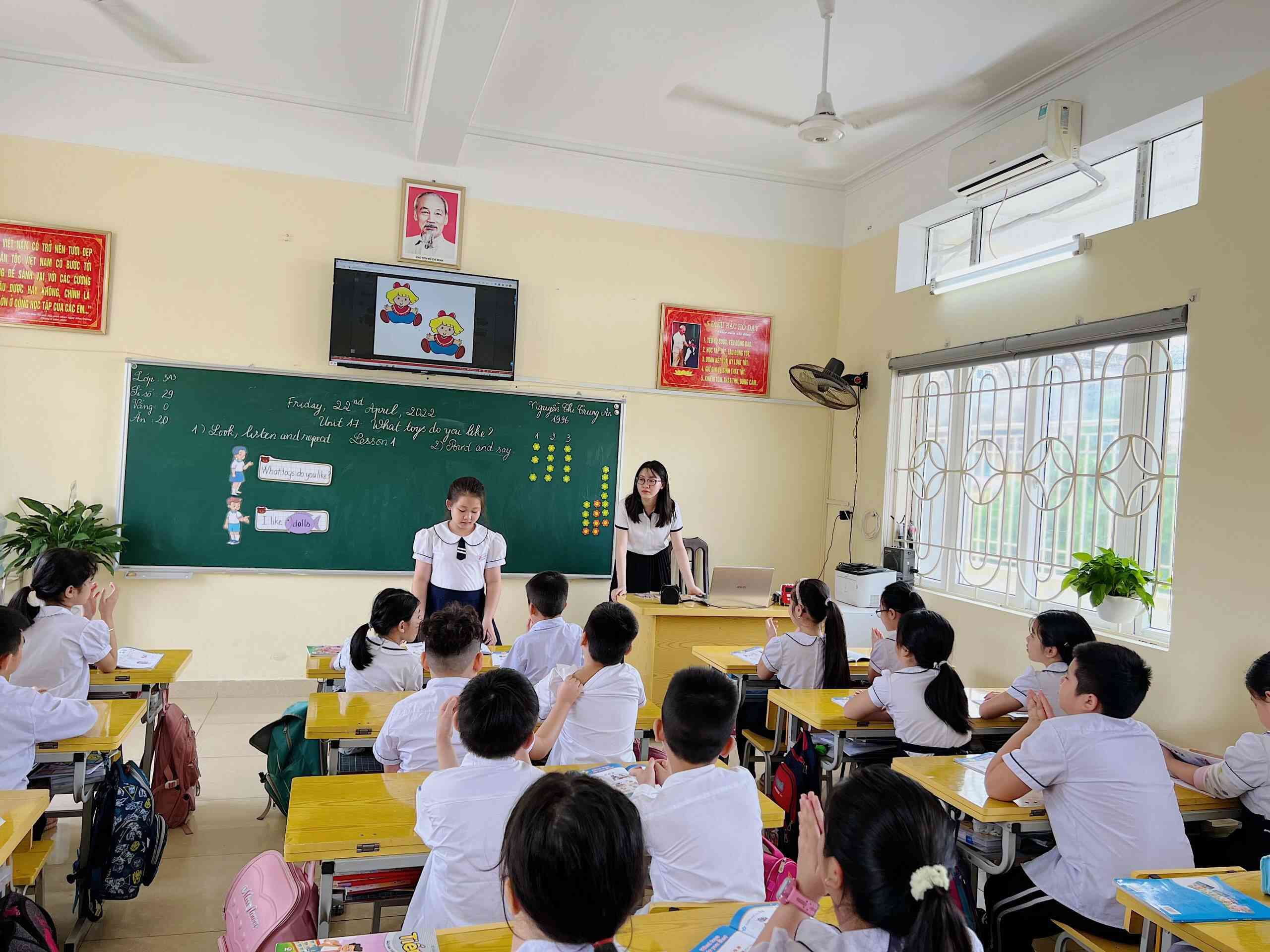 Phương pháp dạy tiếng Anh tiểu học hiệu quả là tạo ra môi trường học tập thân thiện và đầy cảm hứng cho trẻ em