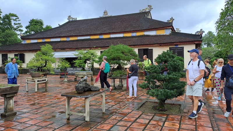 When you go to Thien Mu Pagoda, visitors should wear respectfully to show respect for the local culture and beliefs